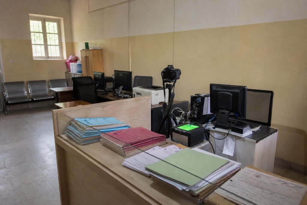 Kintélé Rolls Out Biometric Driving Permits, Car Papers